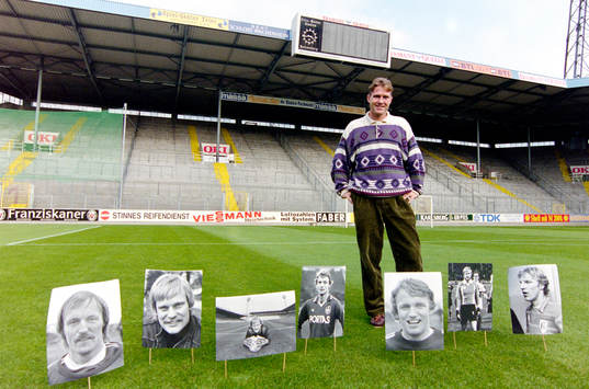 Jan Eriksson proffs i klubben med bilder på förre detta