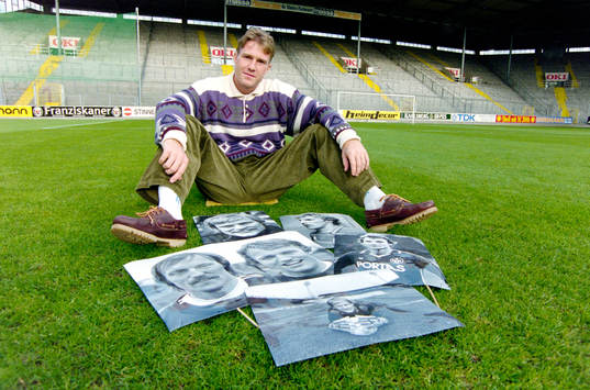 Jan Eriksson proffs i klubben med bilder på förre detta