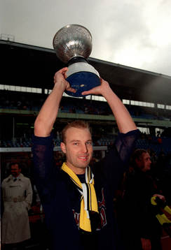 Bernt Ljung,målvakt, AIK, höjer pokalen