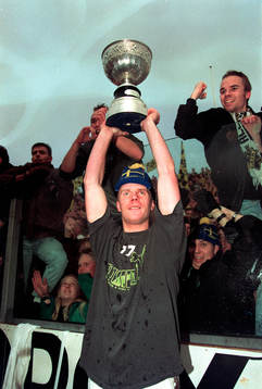 Björn Kindlund, AIK, höjer pokalen. Svenska Mästare,