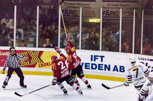Brynäs  Bedrich Scerban och Tommy Melkersson jublar