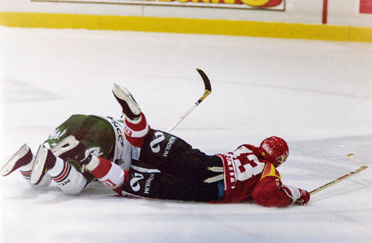 En brynässpelare över en röglespelare