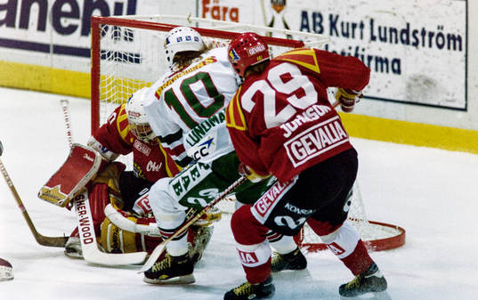 Rögles Peter Lundmark framför brynäs målvakt Michael