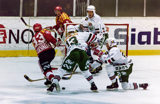 Mikael Lindholm, Brynäs oroar rögles försvar