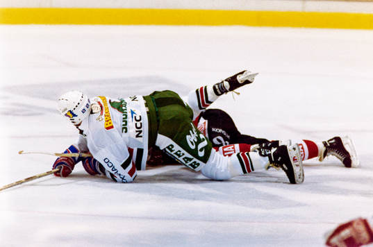 En röglespelare har hamnat över en brynässpelare