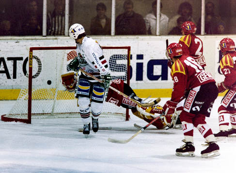 Pucken på väg in bakom brynäs målvakt Michael Sundlöv
