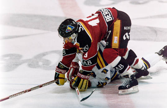 Luleås Thomas Berglund med en malmöspelare