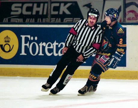 Domare Jörgen Grundström i diskussion med djurgårdens