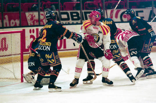 Anders Carlsson, Brynäs framför Thomas Östlund, målvakt