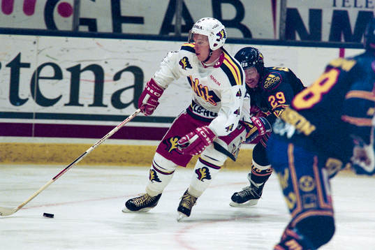 Håkan Åhlund, Malmö med pucken attackeras av Mikael