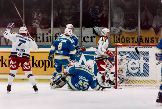 Pucken i mål bakom leksands målvakt Åke Lilljebjörn