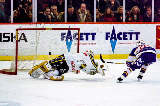 Kamil Kastak, HV71 gör mål på Rolf Ridderwall, målvakt,