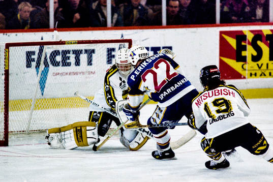 Peter Eriksson, HV71 framför Rolf Ridderwall, målvakt i