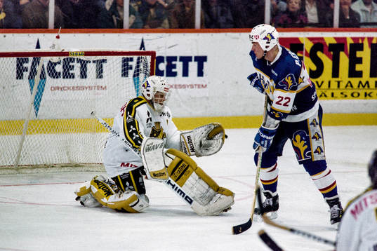 Peter Eriksson, HV71 framför Rolf Ridderwall, målvakt i