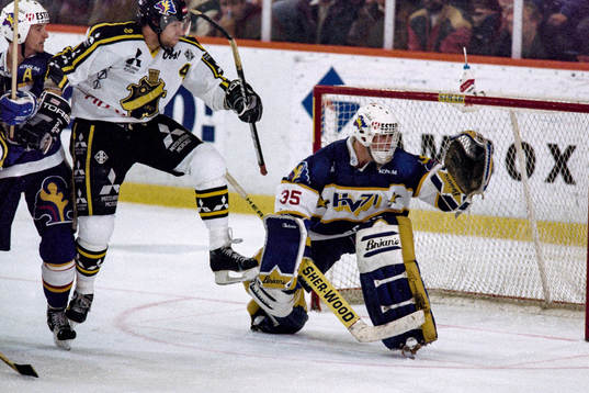 Thomas Bjuhr, AIK framför Peter Åslin, målvakt i HV71