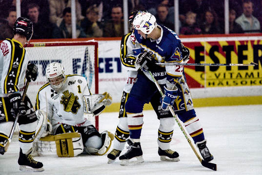 Peter Eriksson, HV71 framför Rolf Ridderwall, målvakt i