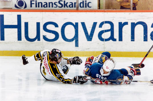 Dennis Ström, HV71 blir neddragen av en aik spelare