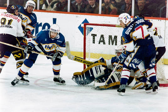 Per Gustafsson, HV71 hjälper sin målvakt Peter Åslin i