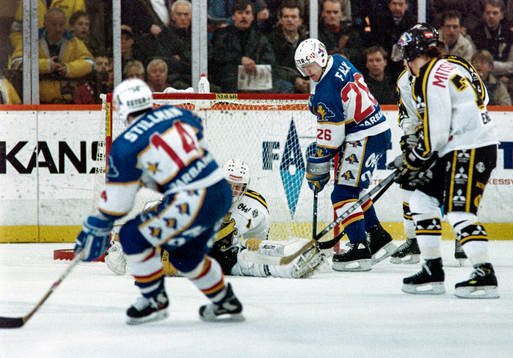 Stefan Falk, HV71 framför Rolf Ridderwall, målvakt i AIK