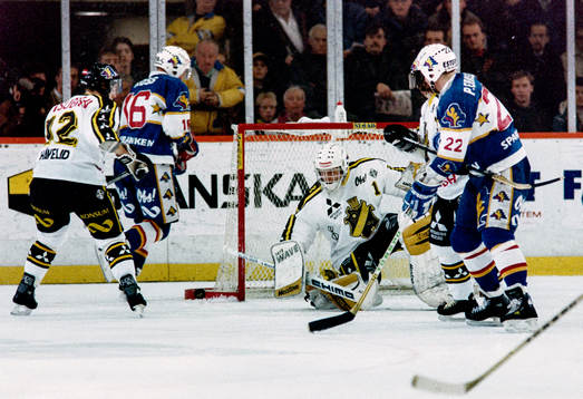 Peter Eriksson, HV71 framför Rolf Ridderwall, målvakt i