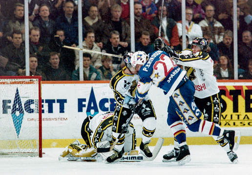 Peter Eriksson, HV71 framför Rolf Ridderwall, målvakt i