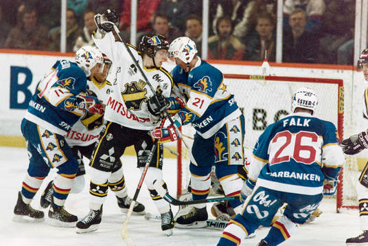 Dennis Ström, HV71 i målgården framför Rolf Ridderwall,