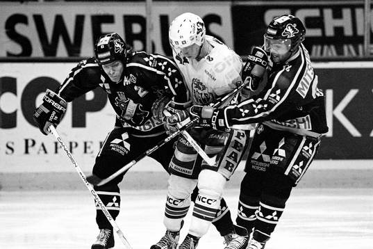 Jörgen Jönsson, Rögle stoppas av två AIK spelare
