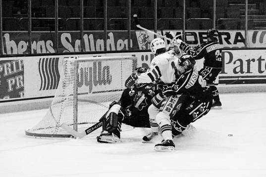 Kamp framför Sam Lindståhl, målvakt I AIK