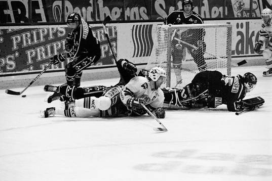 Kamp framför Sam Lindståhl, målvakt I AIK