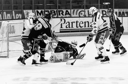 Peter Haddelblad framför Rolf Ridderwall, målvakt i AIK
