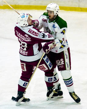 Lite bråk mellan örebros Niklas Sjökvist och Jonas A-son