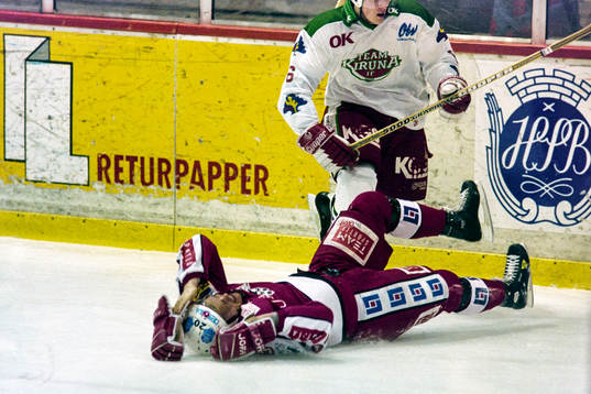 Örebros Jonas Andersson på rygg och Jonas Blanck, Kiruna