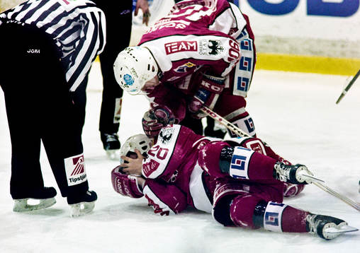 Örebros Jonas Andersson på rygg undersöks av domare och