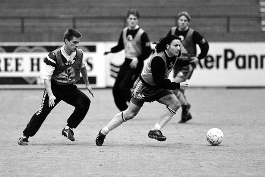Per Blohm med bollen med Jan Jansson i ryggen