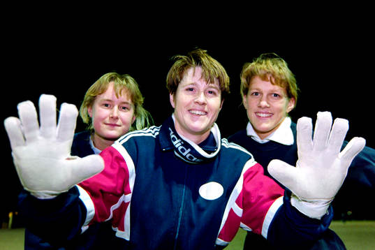 Fr. v Malin Allberg, Mary Harvey, målvakt och Malin