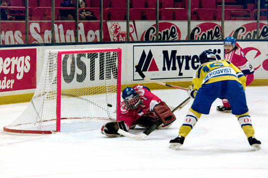 Jonas Bergqvist, Sverige lyfter in pucken bakom tjeckernas