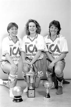 Pia Sundhage till höger