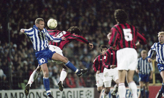 Mikael Martinssonm Göteborg nickduell mot Paolo Maldini,