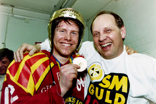 Andreas Dackell och Tommy Sandlin, tränare i Brynäs jublar