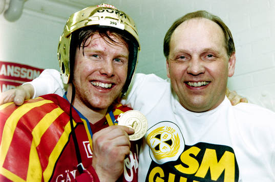 Andreas Dackell och Tommy Sandlin, tränare i Brynäs jublar