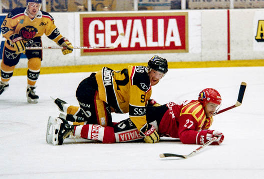 Stefan Jonsson, Luleå ovanpå Peter Gustavsson, Brynäs