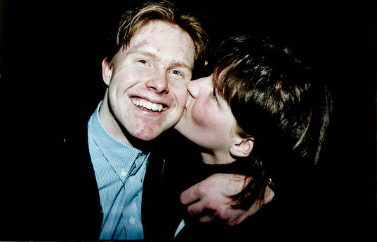 Brynäs Andreas Dackell och flickvän jublar