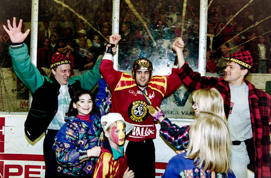 Peter Larsson Brynäs jublar med supporters