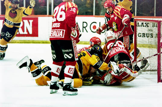 Trångt framför Michael Sundlöv, målvakt i Brynäs