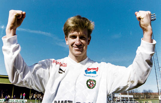 Örebros målskytt Mikael Fahlén jublar
