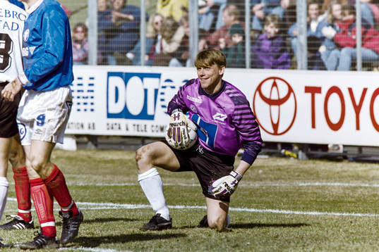 Örebros målvakt Anders Karlsson med bollen i säkert
