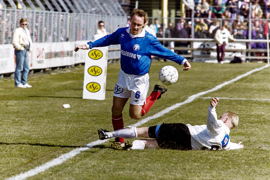 Trelleborgs Mikael Rasmusson stoppas av Christer Fursth,