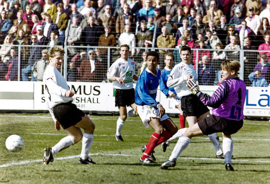 Trelleborgs Issa Manglind framför örebros målvakt Anders