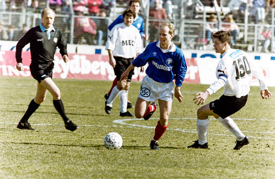Trelleborgs Anders Palmér tar sig förbi örebros Thomas