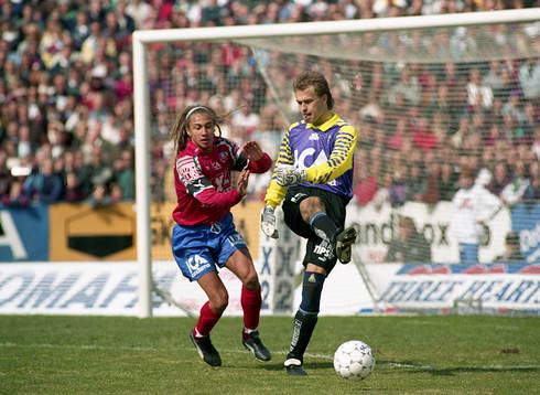 Håkan Svensson, målvakt, Halmstad skjuter ut bollen